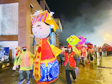 　后澳楊公八使宮迎神隊伍，Q版媽祖神偶可愛吸睛。（圖／文：馮紹夫）
