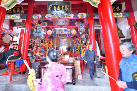 元宵夜，東引鄉天后宮、泰山府、白王爺廟同時舉行擺暝，充滿節慶歡樂氣氛。（圖／文：陳其敏）