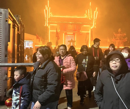 珠螺白馬尊王遶境路徑雖短但村民參與熱烈，扶老攜幼景象隨處可見。（圖／文：曹重偉）