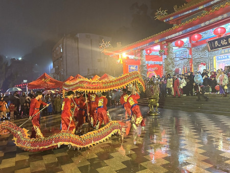 福澳華光大帝眾神遶境巡村，表演節目及摸彩活動人氣鼎沸。（圖／文：曹重偉）