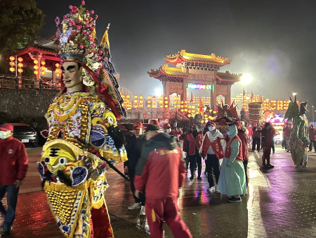 馬祖元宵遶境盛大展開，馬祖境天后宮媽祖金身遶境，盛大隊伍不畏風雨熱鬧出發。（圖／文：曹重偉）