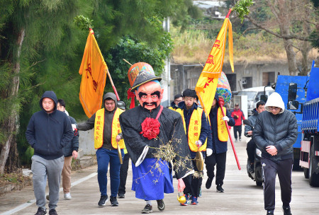 　東引鄉白馬尊王遶境活動今天登場，「保長公」提前一天展開「清道」儀式，除煞清穢，為一年中最盛大的迎神遶境祈福活動揭開序幕。（圖／文：陳其敏）