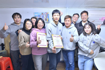 　東引鄉長林德建贈予知名羽球選手周天成、經紀人高敏珊榮譽鄉民證，感謝二人自主自發性支持離島學校羽球運動的堅持與用心。（圖／文：陳其敏）