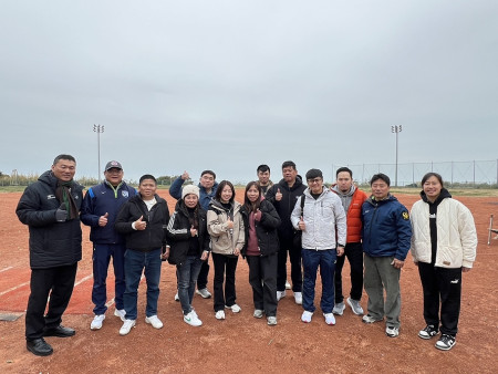 馬祖高中課程豐富,以及多元課後活動,吸引大園國中棒球隊學生就讀;球隊教練鄭林在昨天與學生家長參訪學校與馬祖棒壘球場環境。(圖/文:馮紹夫)
