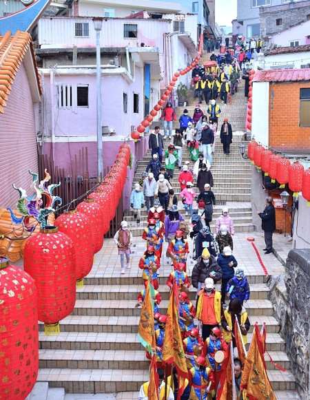 東引白馬尊王遶境祈福活動盛大登場，隊伍行經之處，民眾上香祈福。（圖／文：陳其敏）