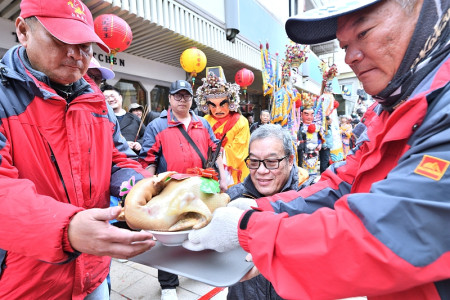 東引信眾「擺宴」酬謝神明，祈求保佑平安。（圖／文：陳其敏）