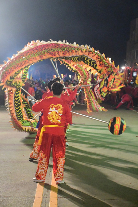 介壽國中小傳承10多屆的精湛舞龍演出,點燃節慶氛圍。(圖/文:曹重偉)