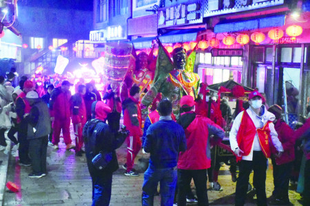 祥龍獻瑞千境安　鼓樂喧天萬戶春。（圖與文：曹重偉、馮紹夫）