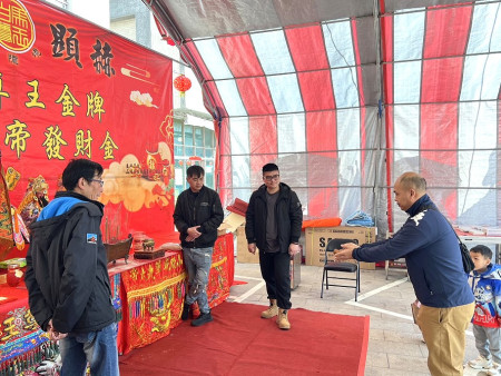山隴白馬尊王廟求發財金暨金牌活動熱鬧登場,民眾踴躍參加祈求神明加持保佑新的一年平安順利。(圖/文:馮紹夫)