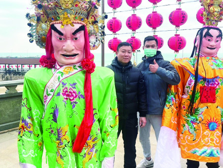 官兵與神偶合影。