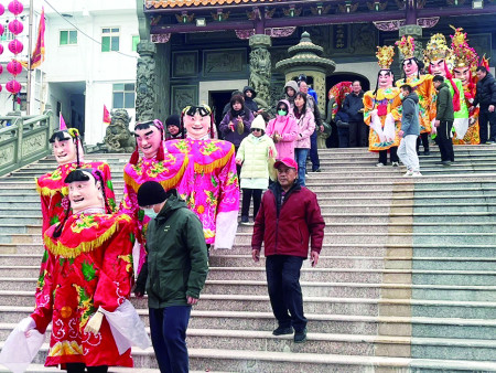 遶境隊伍經過各廟宇，祈求平安。