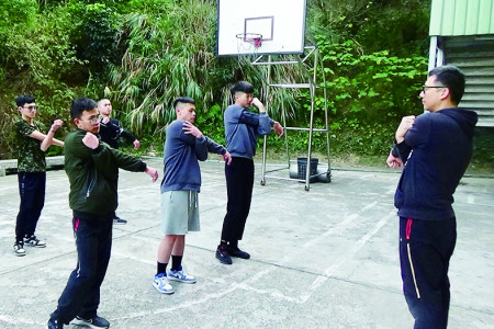 賽前熱身運動。