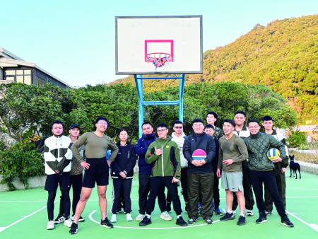 官兵賽後合影。
