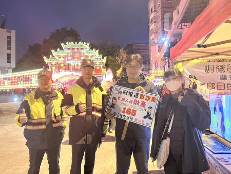 馬祖擺暝慶元宵,連江縣警察局結合「擺暝」活動設攤打詐,向鄉親宣導最新詐騙手法與防詐對策,與神明一同打擊詐騙。(圖:連江縣警察局)