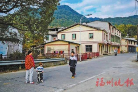 峨嵋村村容乾淨整潔。