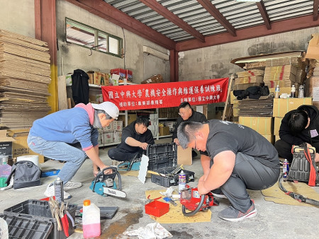 國立中興大學農機系團隊16、17日在北竿、南竿協助農友維修農機,2天一共維修77台各式機具,成果豐碩。(圖/文:馮紹夫)
