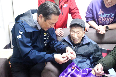 　南竿復興村陳金正93歲生日，縣長王忠銘、鄉長林志東登門祝壽，其妻及子女返家陪老父親過生日。（圖／文：曹重偉）
