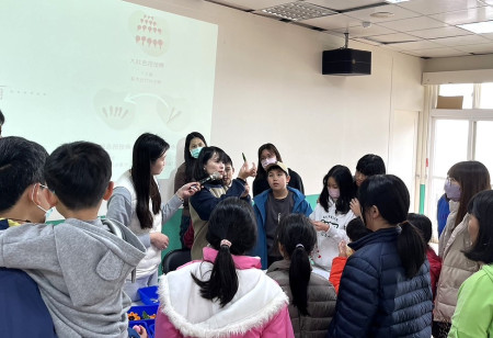 溫馨滿點的手作體驗親子時光,民社處創意扭扭棒與精油洗髮餅實作課程圓滿落幕。(圖:縣府民社處)