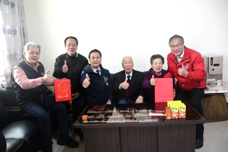 　南竿福澳村仕紳林春仁過92歲生日，縣長王忠銘會同鄉長林志東、行政處長陳明傑等人前往祝賀。（圖／文：曹重偉）