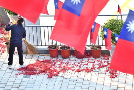　東引鄉連續三天遶境擺暝，留下大量的鞭炮紙屑，周邊住戶、清潔人員最短時間內協助廣場、街道恢復乾淨面貌。（圖／文：陳其敏）