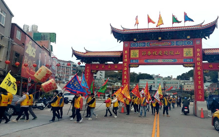 迎接一年一度的元宵遶境最大盛事,山隴白馬尊王廟18日上午先舉行清道科儀,沿途敲鑼打鼓,鞭炮聲不斷。(圖/文:曹重偉)