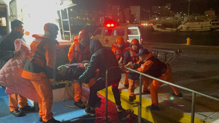 東莒一名鄉親17日晚間疑似急性腎衰竭,醫生評估有就醫急迫性,由海巡隊當晚馳援後送至南竿的縣立醫院。(圖:馬祖海巡隊)