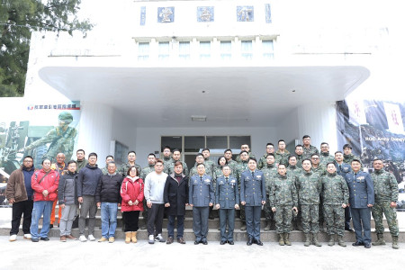 東引地區指揮部指揮官任職布達交接典禮,鄉長林德建與地方民意代表到場觀禮,並向新舊任指揮官表達歡迎與祝福。(圖︰東指部提供)
