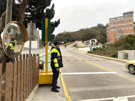安全迎開學,警方啟動護童專案,建構優質又安全的通學環境;另與馬祖高中合作,於校內舉辦交通安全暨反毒防詐宣導活動。(圖:南竿警察所)