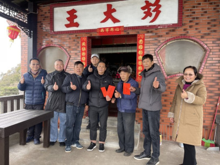 縣長王忠銘,19日下午來到西莒,至各廟宇上香祈福,並向鄉親拜個晚年。(圖/文:宋幸儒)