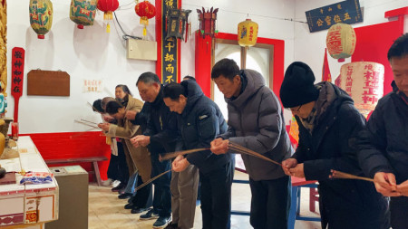 縣長王忠銘19日率隊至東莒各廟宇上香祈福,並致贈香油錢。(圖/文:蔡夢玲)