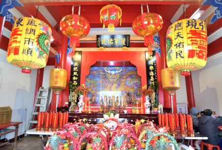 　東引「安寧廟」，正月二十二舉行擺暝，也是最後壓軸擺暝的廟宇。（圖／文：陳其敏）