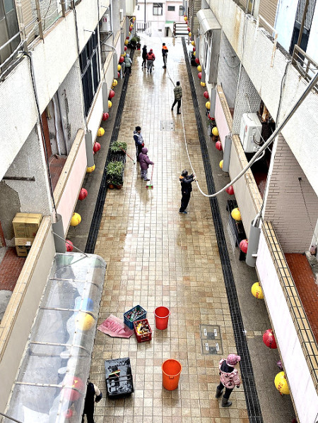 　東引最後一場在三義國宅的擺暝遇到雨天，炮屑、金紙灰黏附在地面與門窗上，21日上午消防隊支援水車協助清洗社區街道。（圖／文：陳其敏）