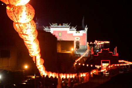 神轎巡安護兩境　燈火輝煌慶元宵。（圖與文：曹重偉）