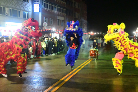 神轎巡安護兩境　燈火輝煌慶元宵。（圖與文：曹重偉）