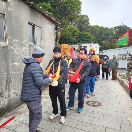 西坵彣大王廟迎接陳元帥到府作客,村民備香膜拜,村裡熱鬧滾滾。(圖/文:宋幸儒)