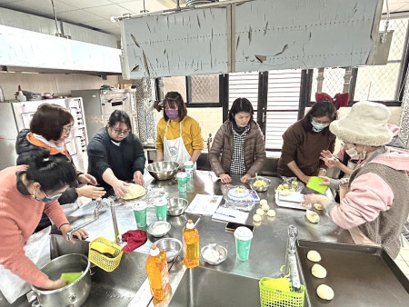 　民社處舉辦「114年身心障礙者烘焙丙級考照輔導班」，為學員提供專業的烘焙技能培訓，第一天學習紅豆麵包及吐司，學員興致濃厚。（圖／文：曹重偉）