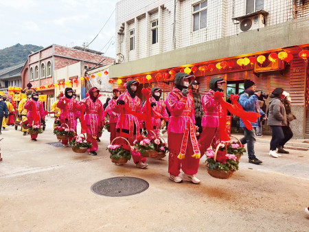 官兵著傳統服飾遶境祈福。