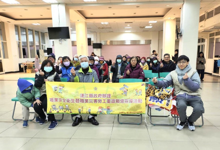 　民社處前進北竿舉辦職災勞工重返職場宣導講座，邀請勞保局馬祖辦事處主任游有銓主講勞保和職災保險如何保障您。（圖：縣府民社處）