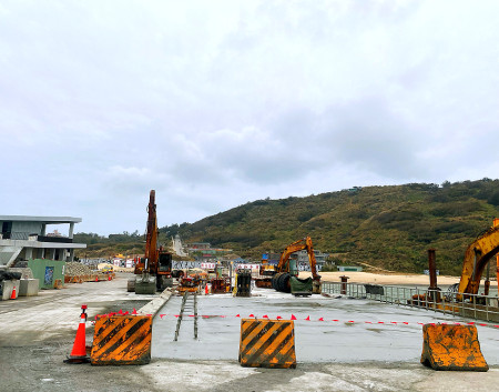 東莒猛澳碼頭外廓防波堤工程持續進行中,南護岸堤面已完成施作。(圖/文:蔡夢玲)