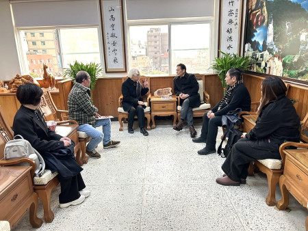 希羅亞書藝莊園預定今夏揭幕,已受理預約。戴勝通25日拜訪縣長王忠銘並進行簡報,以「藝遊味境」為主題並呼應馬祖國際藝術島。(圖/文:曹重偉)