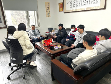 大學學測成績放榜,馬祖高中平均成績超過全國總均標,校長謝崇耀接見及勉勵表現績優學生並肯定導師群努力付出。(圖:馬祖高中)