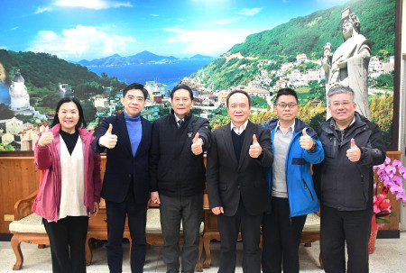 　行政院食安辦主任許輔（左二）率衛福部食品藥物管理署副署長林金富（右三）及漁業署副署長陳建佑來馬關切牡蠣、淡菜養殖現況。（圖／文：曹重偉）