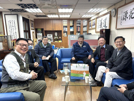 立委陳雪生關心地區海纜建設與人才任用狀況,中華電信董事長簡志誠25日前往拜訪說明。(圖:立委陳雪生辦公室)