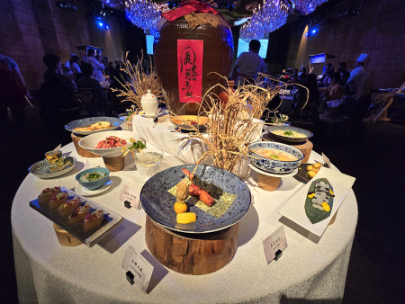 　君品酒店頤宮中餐廳「食膳馬祖」週盛大開幕，地區各界首長共襄盛舉行銷馬祖。（圖：本報採訪組）