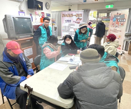 「2025馬U長照一把罩」巡迴關懷來到津沙社區,由高齡與長照科與津健康學堂合作,為長者進行免費健康檢測,並提供冬季保健建議。(圖:衛生局)