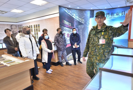 　陸軍東引地區指揮部隊史館(舊稱反共救國軍歷史文物館) 將重啟常態性開放，馬管處東引遊客中心辦理導覽解說觀摩，希望結合在地民間力量，串聯有故事的戰地文化資產，豐富觀光內涵。（圖／文：陳其敏）