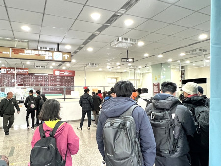 濃霧攪局,228連假首日霧鎖馬祖,台馬、小三通交通大亂旅客行程受阻。(圖/文:馮紹夫)