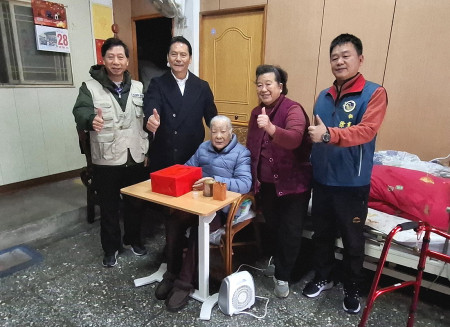 南竿鄉福澳村林依雪今年94歲,縣長王忠銘會同民社處副處長劉剛、公所秘書徐雲輝到宅祝壽。(圖/文:曹重偉)
