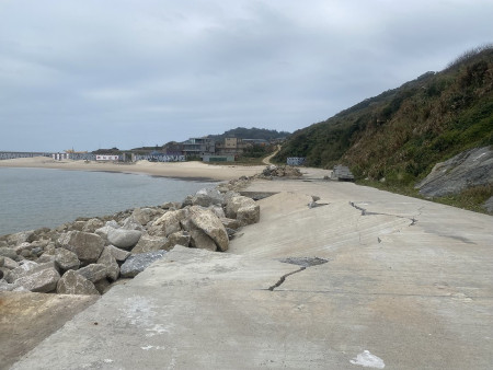 東莒猛澳港南堤連外道路今日將進行混凝土澆置,預計8日恢復通行。(圖/文:蔡夢玲)