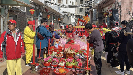 西路境彣大王廟恭送陳元帥回宮,西坵村民焚香恭送陳元帥;青帆居民設攔路宴,歡迎陳元帥回府。(圖/文:宋幸儒)